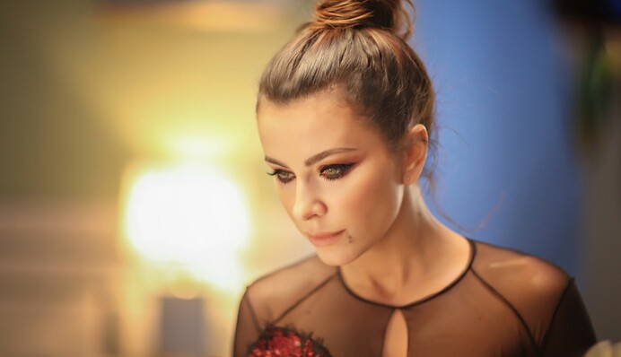 Бадоев поставил полуодетую Лорак на колени в новом клипе: опубликовано видео