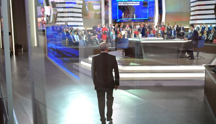 Путін переміщує відносини з Україною з військової в іншу область