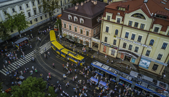 В Киеве прошел парад необычных трамваев: яркие фото с высоты