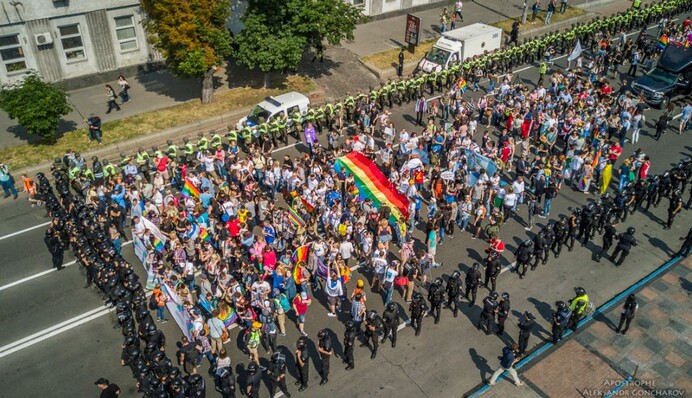 Спалили прапори та заблокували центр Києва: вражаючі фото Маршу рівності з висоти