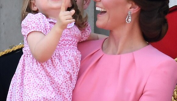 Кейт Миддлтон с дочерью восхитили похожими нарядами на празднике королевы: опубликованы фото