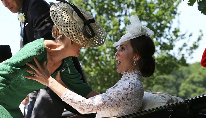 Кейт Миддлтон появилась на скачках в платье за 5650 долларов: яркие фото