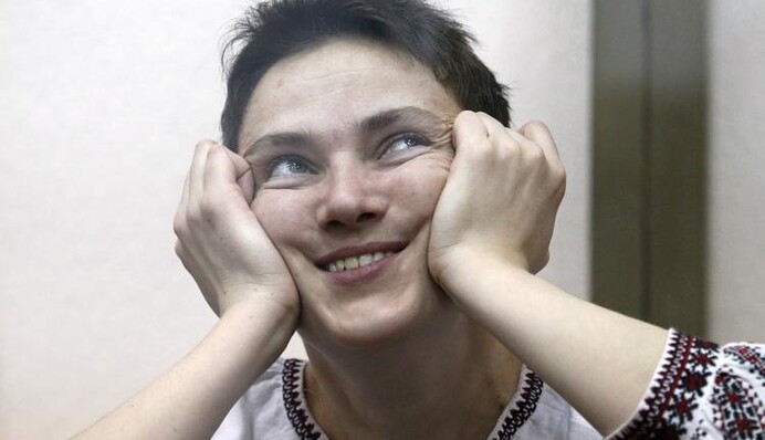 Савченко в кокетливом наряде заснула в Раде от скуки: яркие фото