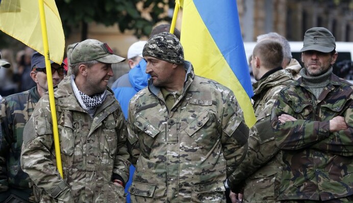 У Порошенко давали тысячу в день, другие не отстают: кто и как вербует ветеранов АТО