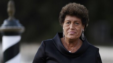 Умерла легендарный модельер Карла Фенди: биография и самые яркие фото дизайнера