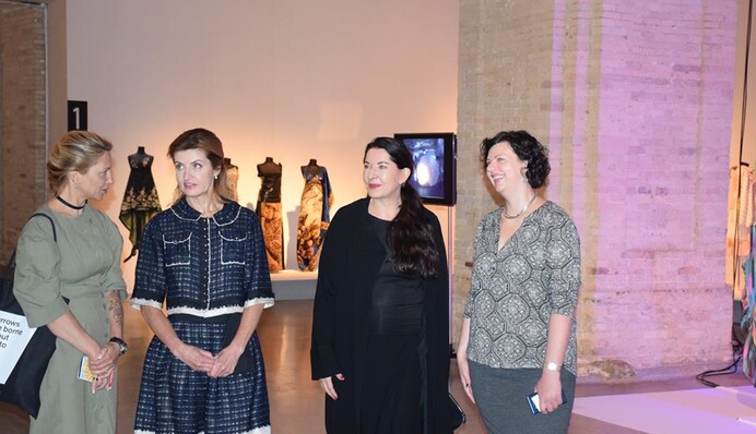 Марина Порошенко в короткой юбке пообщалась со скандальной королевой перформанса: опубликовано фото