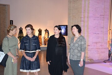 Марина Порошенко в короткой юбке пообщалась со скандальной королевой перформанса: опубликовано фото