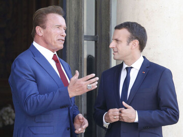 Шварценеггер порадовал сеть селфи с Макроном и насмешкой над Трампом: опубликовано видео