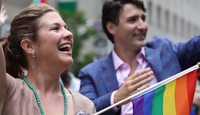 Джастин Трюдо с женой и детьми пришел на гей-парад: яркие фото