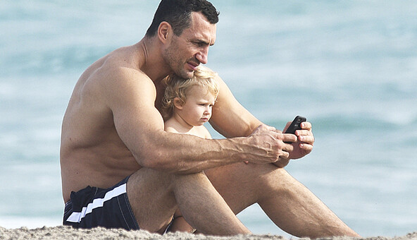 Ни дня без спорта: Кличко позабавил сети видео тренировки со своей подросшей дочкой