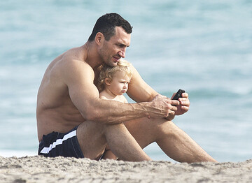 Ни дня без спорта: Кличко позабавил сети видео тренировки со своей подросшей дочкой