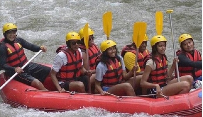 Рафтинг и отель за две тысячи долларов в сутки: появились фото отдыха семьи Обамы на Бали