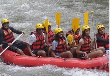 Рафтинг и отель за две тысячи долларов в сутки: появились фото отдыха семьи Обамы на Бали