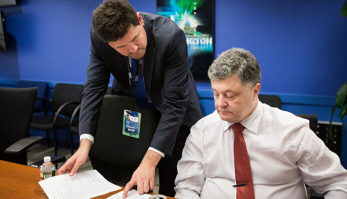 Свои люди: за что Порошенко наградил бывших регионалов орденами