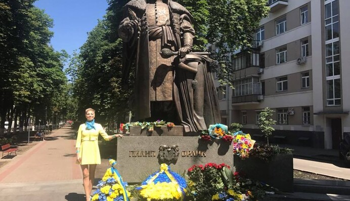 Вдова Вороненкова позлила россиян нарядом в цветах флага Украины: опубликовано фото