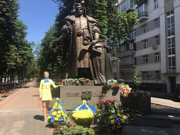 Вдова Вороненкова позлила россиян нарядом в цветах флага Украины: опубликовано фото