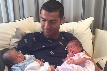 Роналду похвастался новорожденными близнецами: опубликовано фото