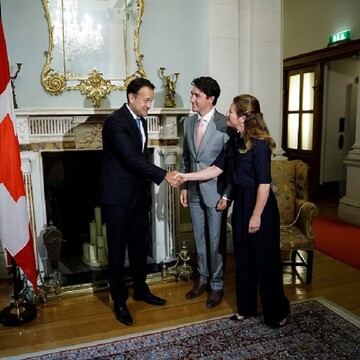 Братья по духу: премьеры Канады и Ирландии провели переговоры в разноцветных носках и отправились на пробежку