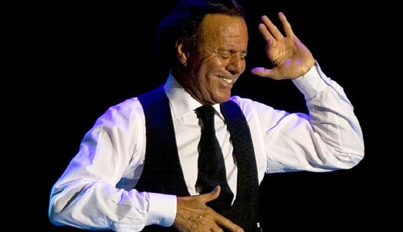 Везде успел: у знаменитого певца объявился внебрачный сын