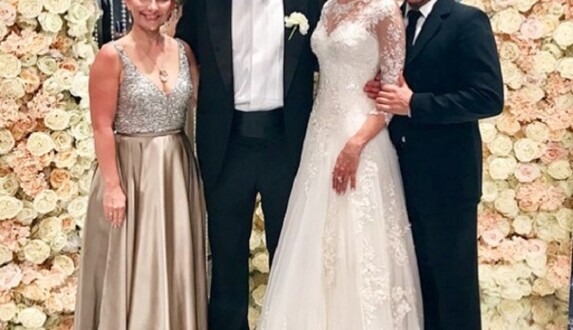 Легендарный российский хоккеист женился на симпатичной модели: в сети заподозрили 