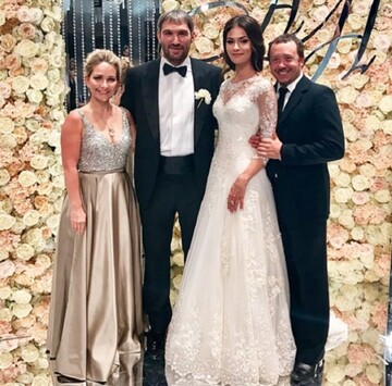 Легендарный российский хоккеист женился на симпатичной модели: в сети заподозрили 