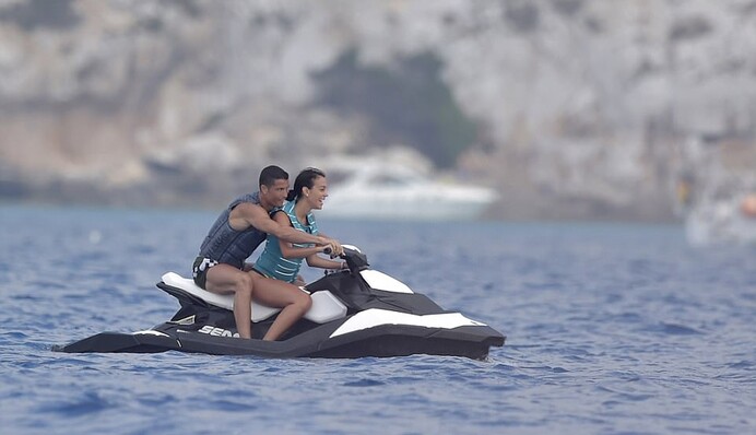 Роналду прокатил беременную невесту на гидроцикле: опубликованы фото