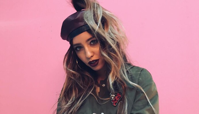 Украинская певица сделала маникюр-