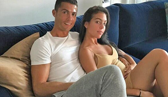 Папарацци поймали Роналду на прогулке с беременной невестой: опубликованы фото