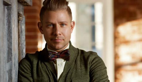 Скандальным артистом-