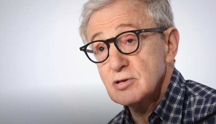 Обнаженные активистки Femen пытались сорвать концерт легендарного режиссера: опубликовано видео