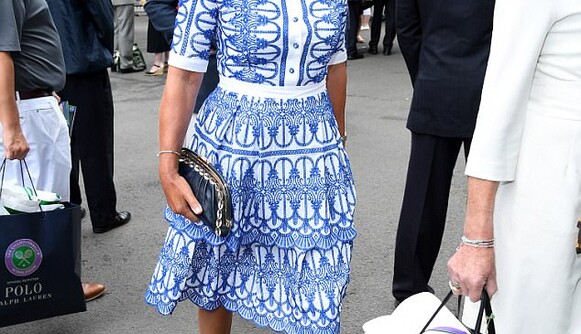 62-летняя мать Кейт Миддлтон пришла на Уимблдон в ярком наряде: опубликованы фото