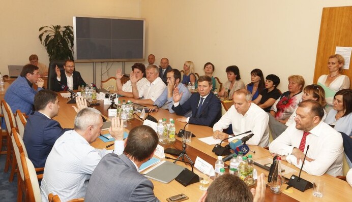 Згадали Брежнєва, але не вистачило бійки: як Добкін і Луценко боролися в Раді