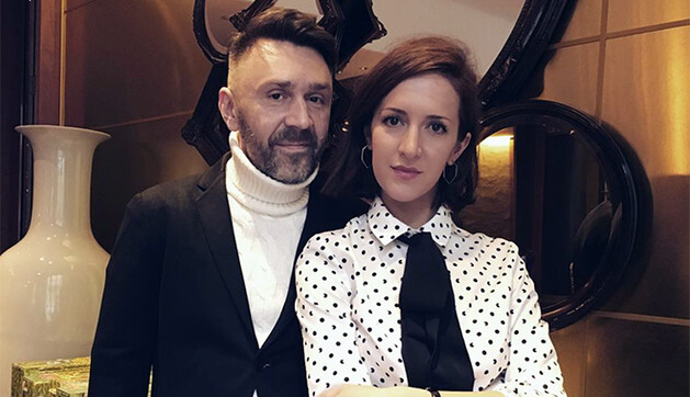 Жена скандального Шнура пикантно оголилась на его концерте: опубликовано видео