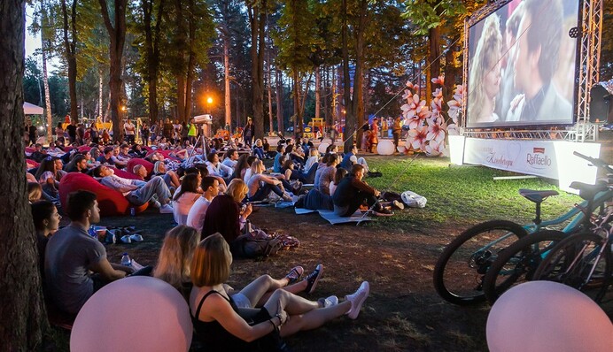 Романтический досуг от Raffaellо: кино под открытым небом