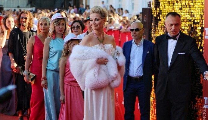 Открылся Одесский кинофестиваль: яркие фото гостей на красной дорожке