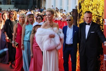 Открылся Одесский кинофестиваль: яркие фото гостей на красной дорожке