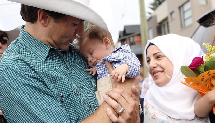 Джастин Трюдо умилил сети фото с младенцем сирийских беженцев, названным в его честь