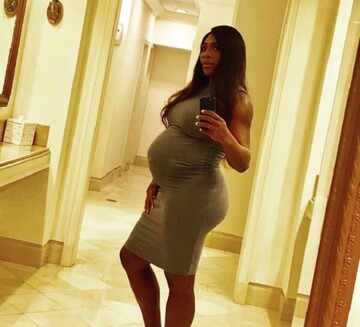 Беременная теннисистка Серена Уильямс похвасталась фигурой в обтягивающем платье: опубликованы фото