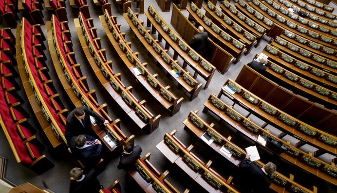 В окружении Порошенко противостояние, а он будет приручать Раду