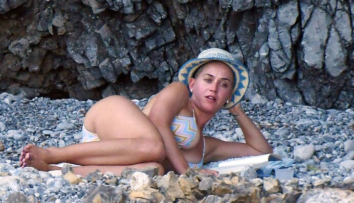 Бывшая Орландо Блума блеснула фигурой в крохотном бикини: опубликованы фото