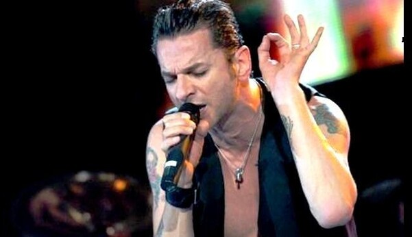 В сети появились фото больничной палаты, в которой лежал лидер Depeche Mode в Минске