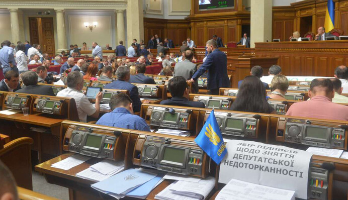 Между партиями Порошенко и Яценюка проблемы, а насчет Рады осталась лишь одна надежда