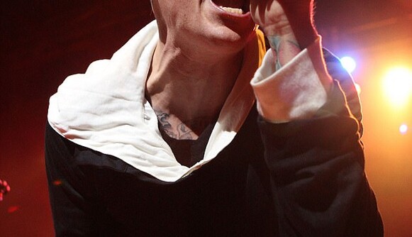 Друзья фронтмена Linkin Park рассказали, что довело Беннингтона до самоубийства