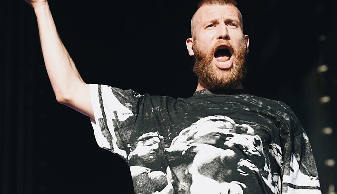 Ваня уже не тот: в сети раскритиковали фото Дорна в юбке