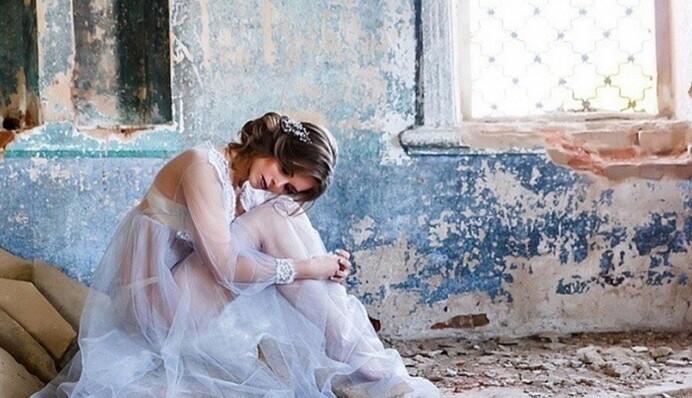 ​Бог накажет: РПЦ пригрозила модели за неприличные фото в заброшенном храме