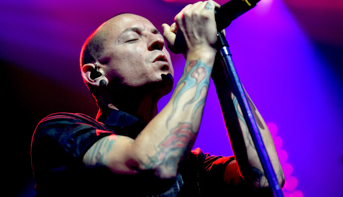 Без татуировок и рыжих волос: музыкант Linkin Park показал первое фото с Честером Беннингтоном