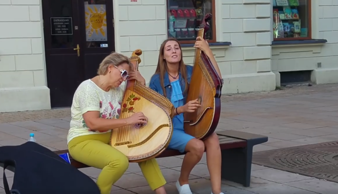 Плакали даже русские и поляки: сети привело в восторг видео с украинскими бандуристками в Варшаве