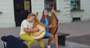Плакали даже русские и поляки: сети привело в восторг видео с украинскими бандуристками в Варшаве