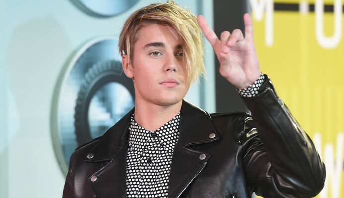 Популярный американский певец сбил на своем авто журналиста: появилось видео инцидента