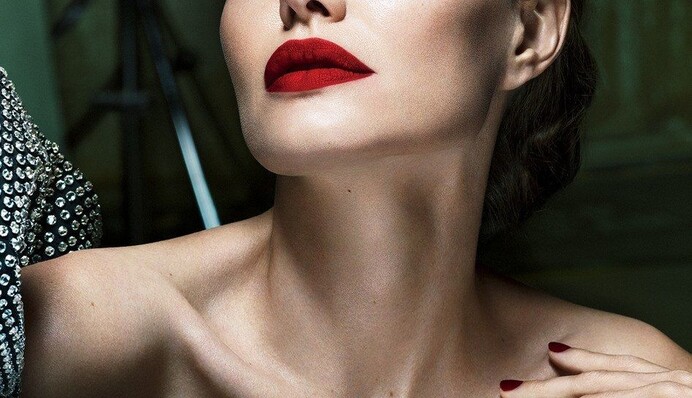 Джоли в образе роковой женщины украсила страницы известного глянца: опубликованы фото